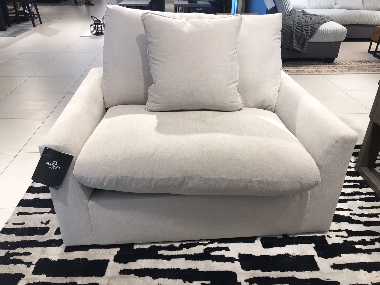 SOFA CHAIR AND HALF WHITEHAVEN 7741223